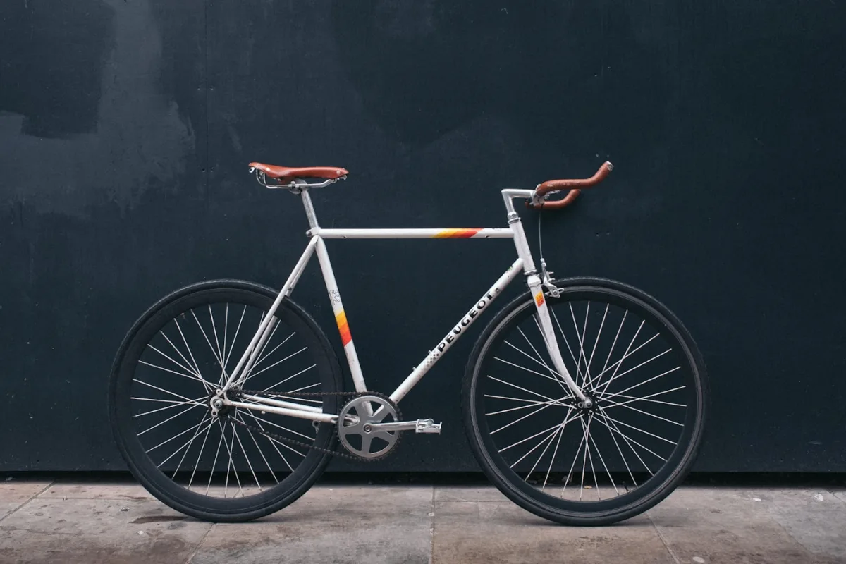 Vélo urbain adossé à un mur